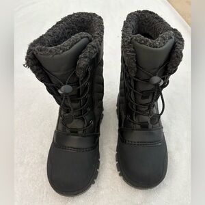 All in Motion Sz 2 Skylar Black and Grey Kids Winter Boots